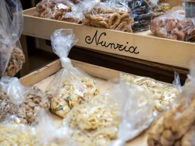 ...una scritta su un tavoliere in legno ci annuncia che quello � il posto dove lavora la 64enne Nunzia Caputo...